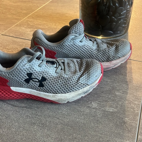 Kids under armour tennis shoes - used see photos for wear - Picture 8 of 8